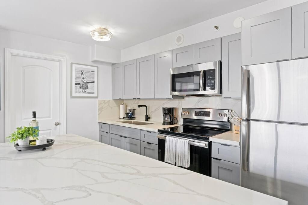 Ho'omaluhia High Floor Ocean View, Free Parking Apartment *