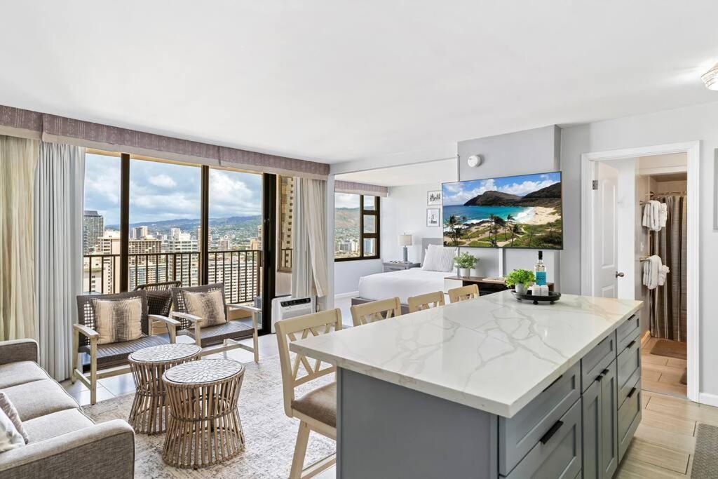 Ho'omaluhia High Floor Ocean View, Free Parking Apartment