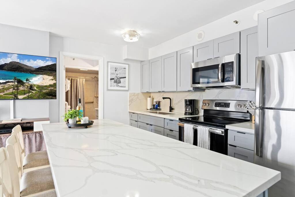 Ho'omaluhia High Floor Ocean View, Free Parking Apartment *